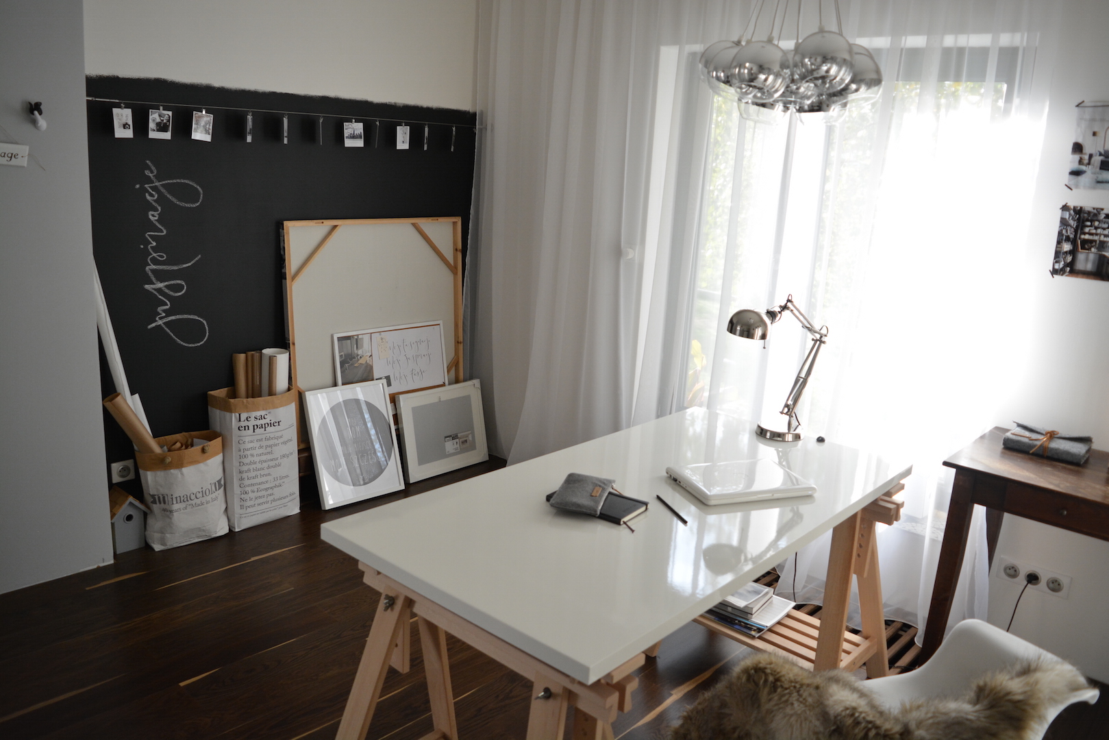 ściana tablicowa, farba tablicowa, pracownia, biurko ikea, biurko na koziołkach, domowa pracownia, ściana inspiracji