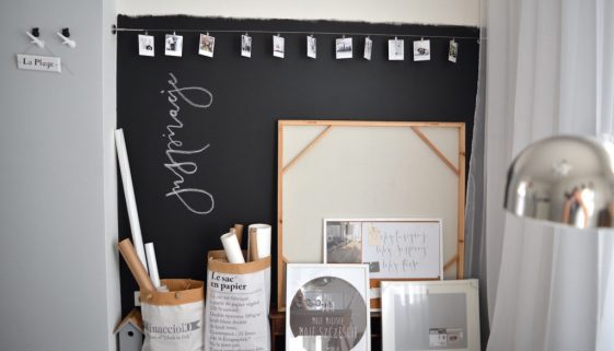 ściana tablicowa, farba tablicowa, pracownia, biurko ikea, biurko na koziołkach, domowa pracownia, ściana inspiracji, zdjęcia polaroid