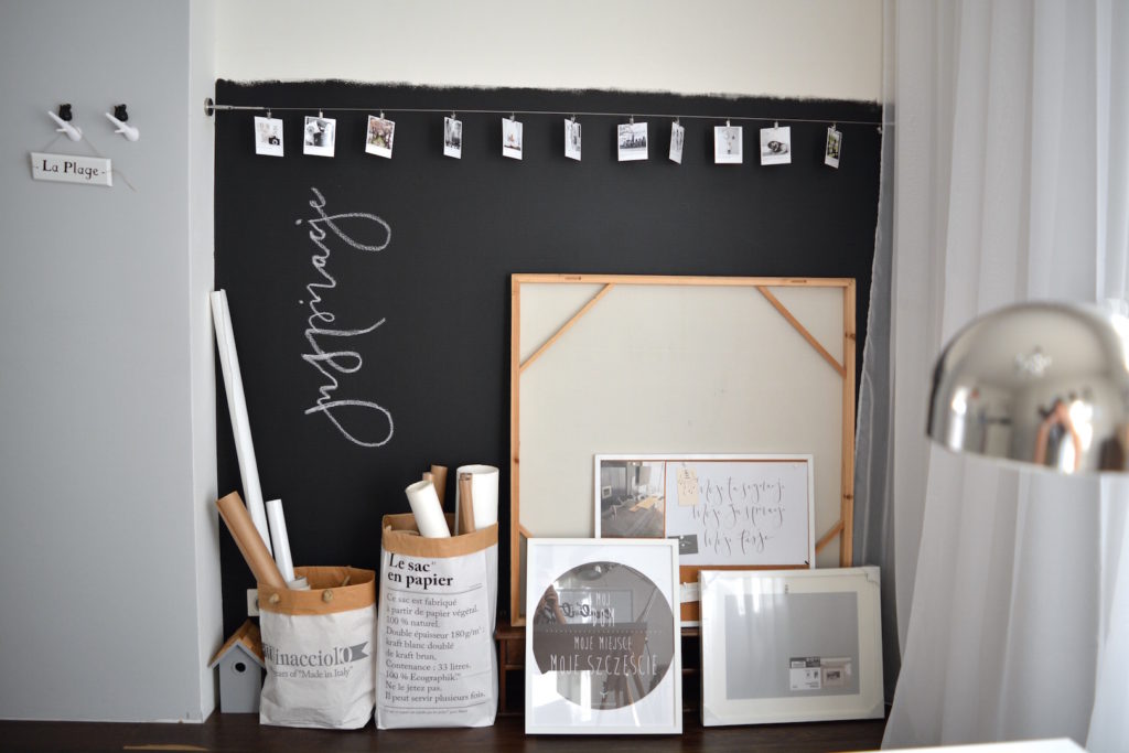 ściana tablicowa, farba tablicowa, pracownia, biurko ikea, biurko na koziołkach, domowa pracownia, ściana inspiracji, zdjęcia polaroid